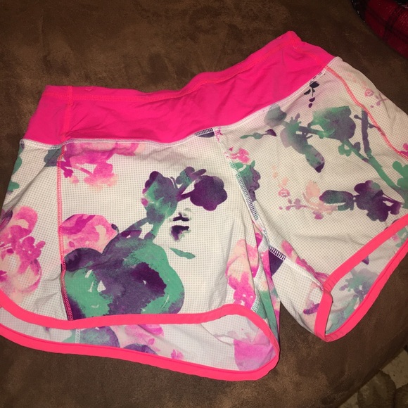 Lululemon Blurred Blossom Shorts RARE* | 2 - Picture 5 of 8